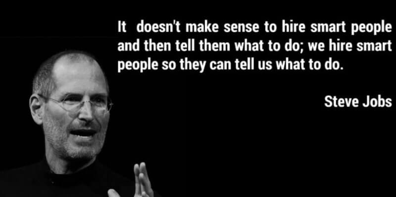 Steve Jobs und ein Zitat von ihm in weißer Schrift vor schwarzem Hintergrund